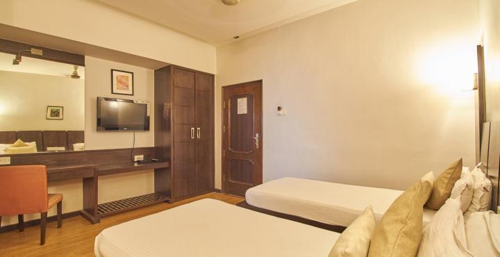 Hotel Pinnacle 阿穆达巴 外观 照片