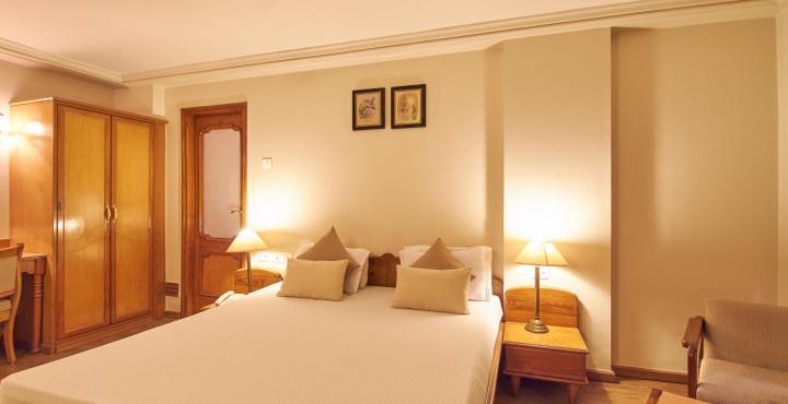 Hotel Pinnacle 阿穆达巴 外观 照片