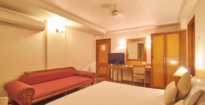 Hotel Pinnacle 阿穆达巴 外观 照片