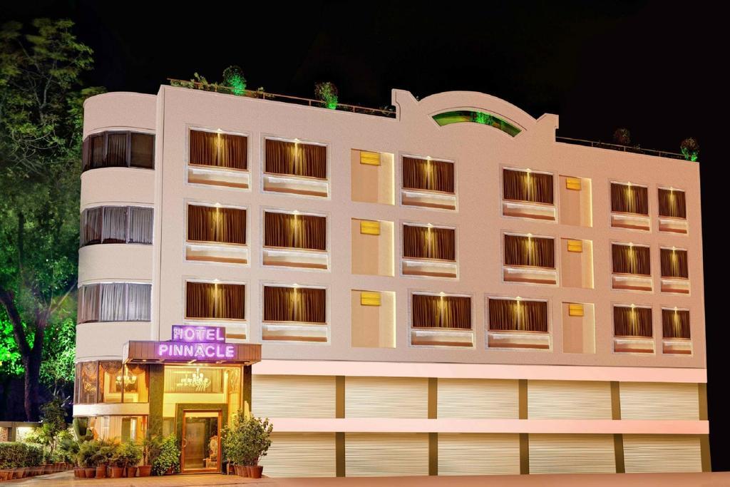 Hotel Pinnacle 阿穆达巴 外观 照片