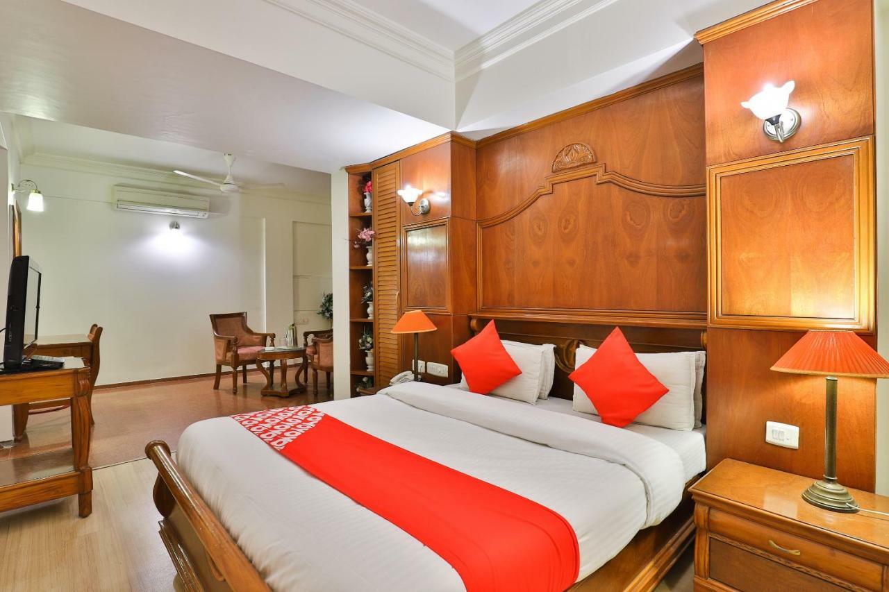Hotel Pinnacle 阿穆达巴 外观 照片